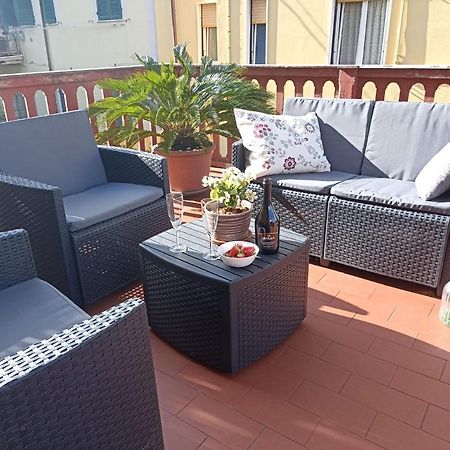 דירות לה ספציה La Casa Di Ele, Parcheggio Privato Gratuito מראה חיצוני תמונה